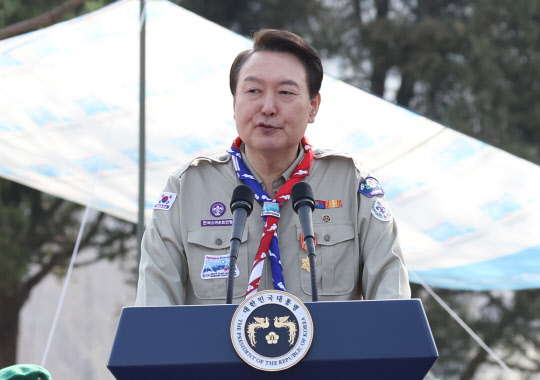 윤석열 대통령이 29일 오후 서울 용산 대통령실 파인그라스 정원에서 열린 한국스카우트연맹 명예총재 추대식에서 수락 인사말을 하고 있다. 스카우트 대원 출신인 윤 대통령은 이날 대한민국 대통령 중 처음으로 한국스카우트연맹 명예총재로 추대됐다.  연합뉴스